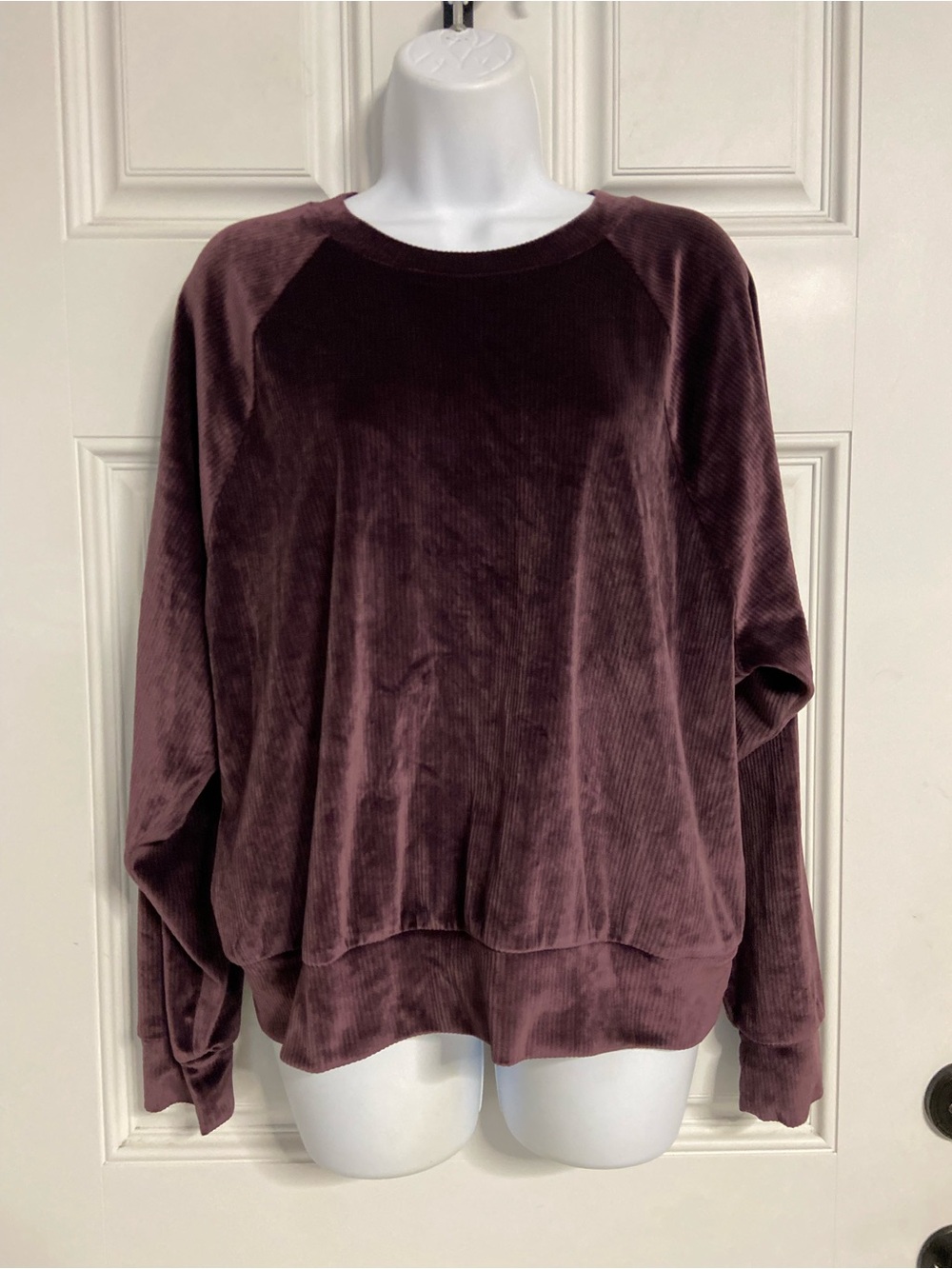 T43- VICTORIA’S SECRET Burgundy Velour Ribbed Knit Sweater Top
